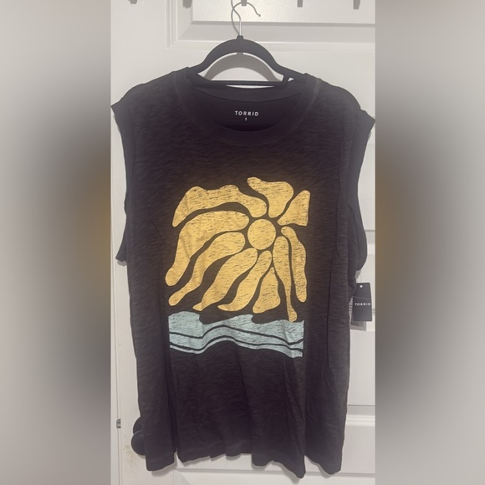 NWT Torrid Black Classic Fit Cotton Tank Top with Beach Motif Size 1 - Picture 1 of 4